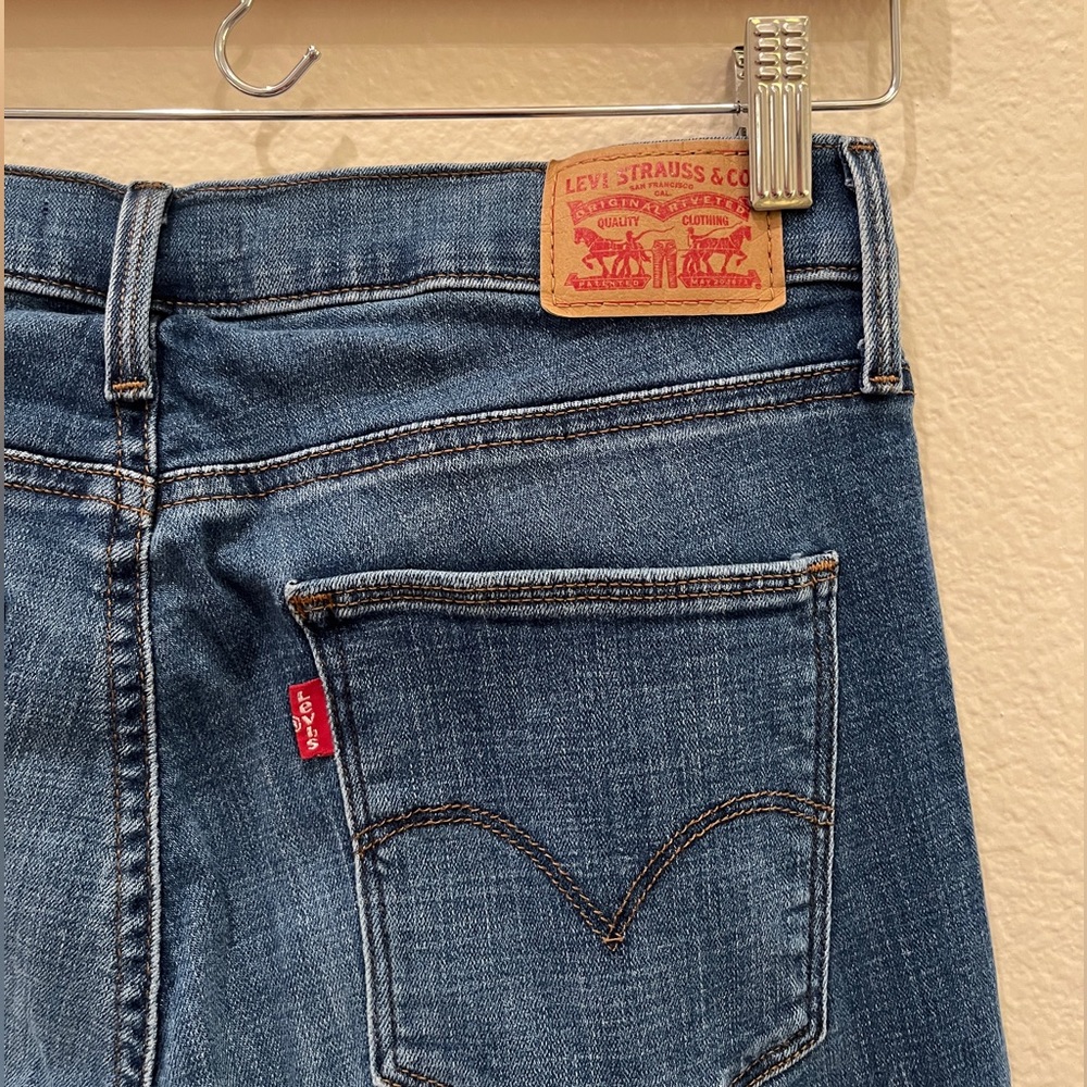 Levi’s Slimming Boot Jeans - Picture 3 of 4